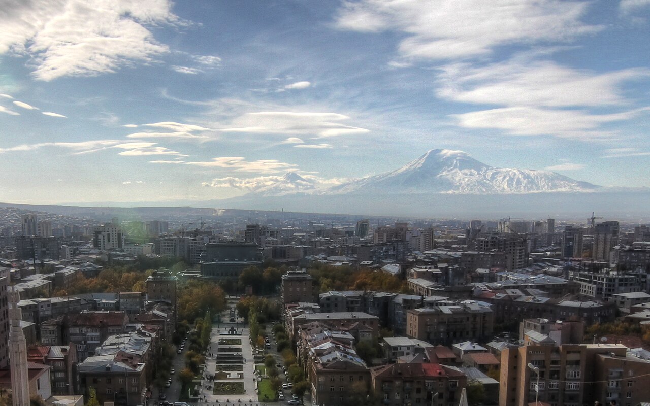 Панорама Еревана с видом на гору Арарат